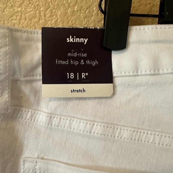 Ava & Viv Classic White Jeans - Picture 4 of 5